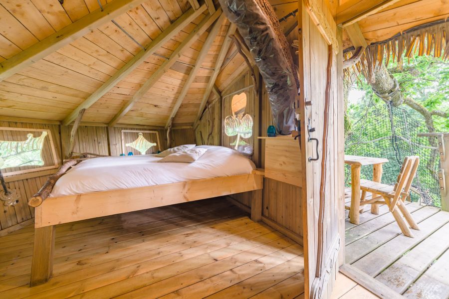 Cabane dans les arbres dans le Doubs