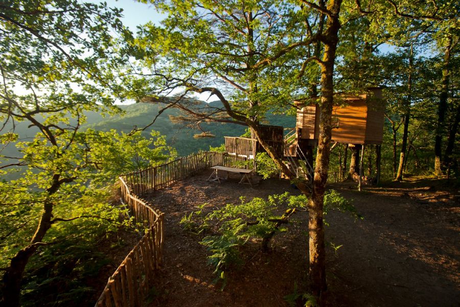 Détails de ces cabanes dans les arbres en Corrèze