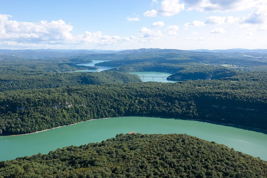  Le Lac de Vouglans dans le Jura