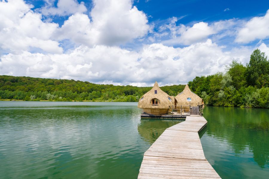 Doubs : Cabanes perchées et flottantes dans un vaste domaine naturel