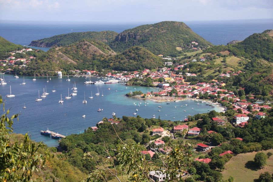 Deux terres distinctes séparées par un bras de mer : la Grande-Terre à l’est et la Basse-Terre à l’ouest